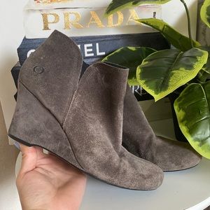 🖤🤎🤍Born suede heeled booties 🤎🖤🤍size 8